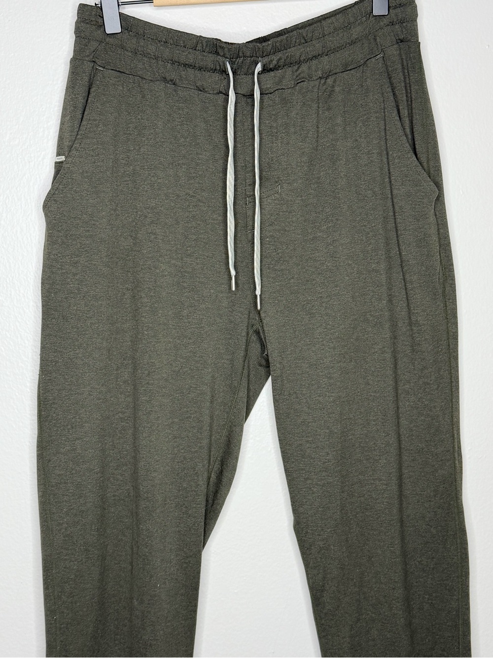 Vuori Performance Joggers in Olive Gray Size Large
